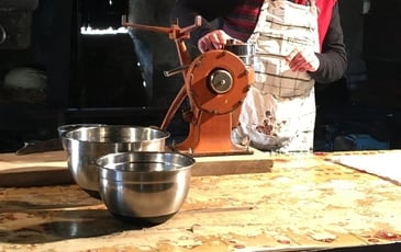 Fabrication de crème avec l'écrémeuse traditionnelle et fabrication du beurre à la main.