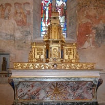 Découvrez l'église restaurée, son retable et ses remarquables fresques