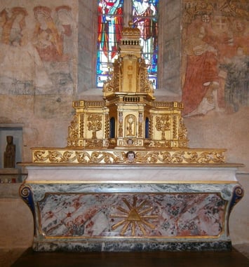 Découvrez l'église restaurée, son retable et ses remarquables fresques