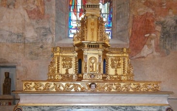 Découvrez l'église restaurée, son retable et ses remarquables fresques