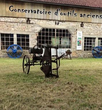 Voyage dans le temps au conservatoire d'outils anciens : démonstrations artisanales et découverte d'une église