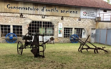 Voyage dans le temps au conservatoire d'outils anciens : démonstrations artisanales et découverte d'une église