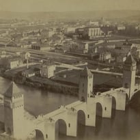 Quand le Pont Valentré regarde la ville