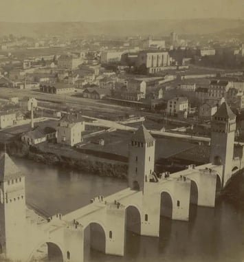 Quand le Pont Valentré regarde la ville