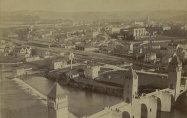 Quand le Pont Valentré regarde la ville