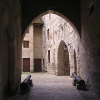 Projection de documentaires dans la cour du Palais de la Raymondie