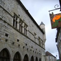 Voyagez dans le temps en passant les portes du palais de la Raymondie