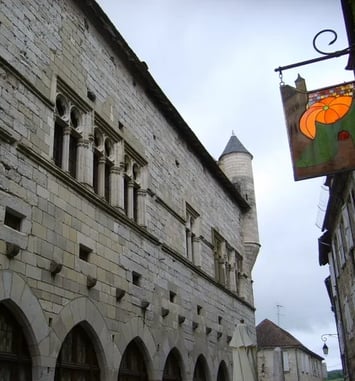 Voyagez dans le temps en passant les portes du palais de la Raymondie