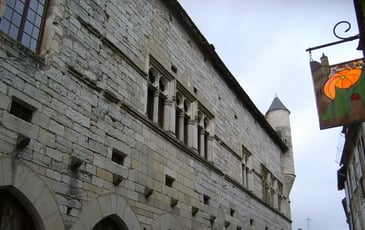 Voyagez dans le temps en passant les portes du palais de la Raymondie