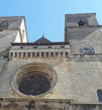 Découvrez l'église Saint-Pierre de Gourdon et ses décors restaurés des XVIIe et XIXe siècles