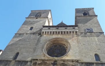 Découvrez l'église Saint-Pierre de Gourdon et ses décors restaurés des XVIIe et XIXe siècles