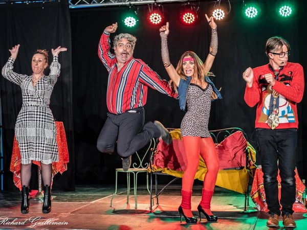 Café Théâtre Côté Rocher : Sous le sapin les emmerdes