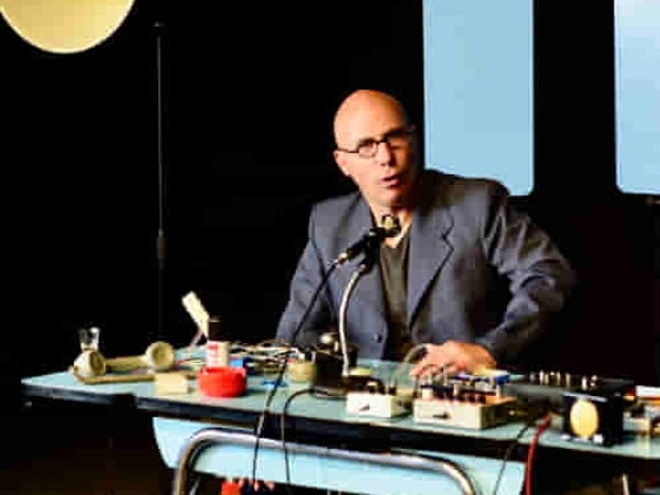Spectacle "L'art et la manière d'aborder son chef de service" (sortie de résidence)