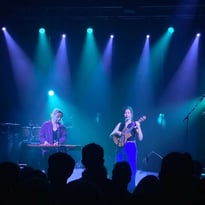 ANITA en concert pour le Folk Club de Cahors avec chanson pop électro