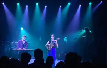 ANITA en concert pour le Folk Club de Cahors avec chanson pop électro