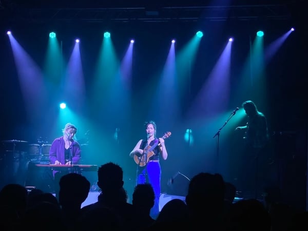 ANITA en concert pour le Folk Club de Cahors avec chanson pop électro